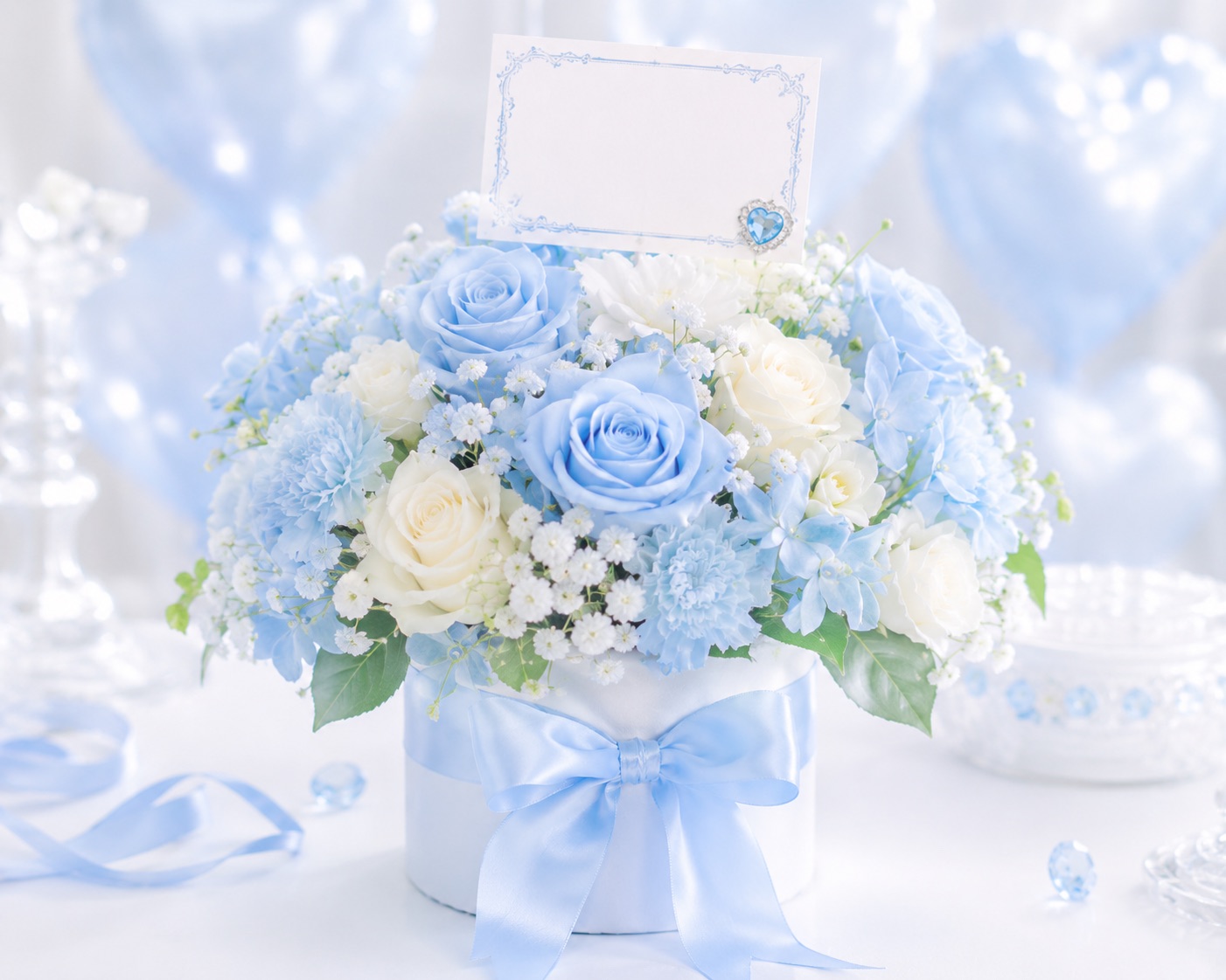 淡いブルーの卓上花アレンジメント